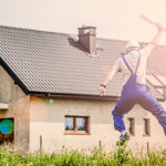 Homme devant une maison