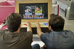 Joueurs sur une borne d’arcade rétro